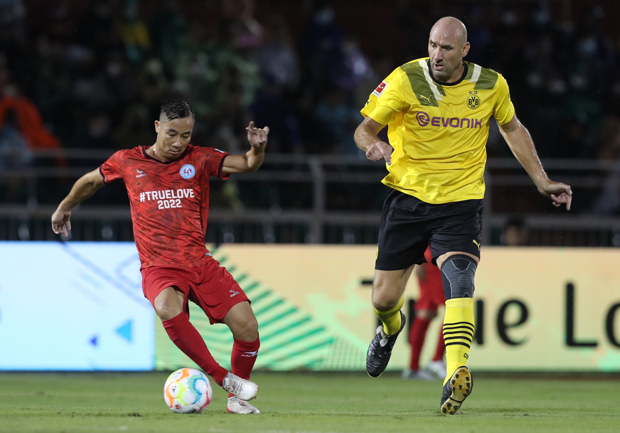 Huyền thoại Dortmund chứng tỏ đẳng cấp trước các ngôi sao Việt Nam - ảnh 4