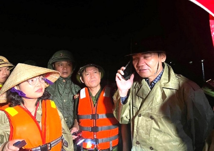 Vỡ đê Hội Tĩnh ở Nghệ An, hàng trăm người dân đội mưa khắc phục suốt đêm - ảnh 2