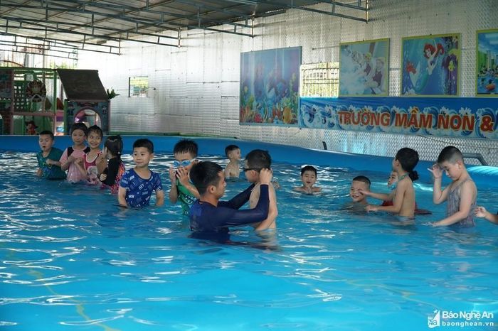 Mưa lũ dâng cao, gần 300 trường ở Nghệ An cho học sinh nghỉ học - ảnh 5