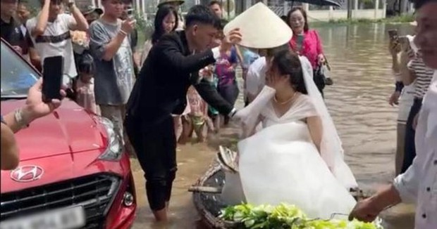 Chú rể ở Nghệ An dùng thuyền rước dâu vào hôn trường - ảnh 1