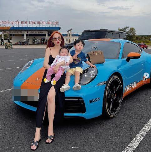 Con gái Minh Nhựa chứng minh đẳng cấp độ giàu có khi đăng loạt ảnh hai con bên siêu xe - ảnh 1
