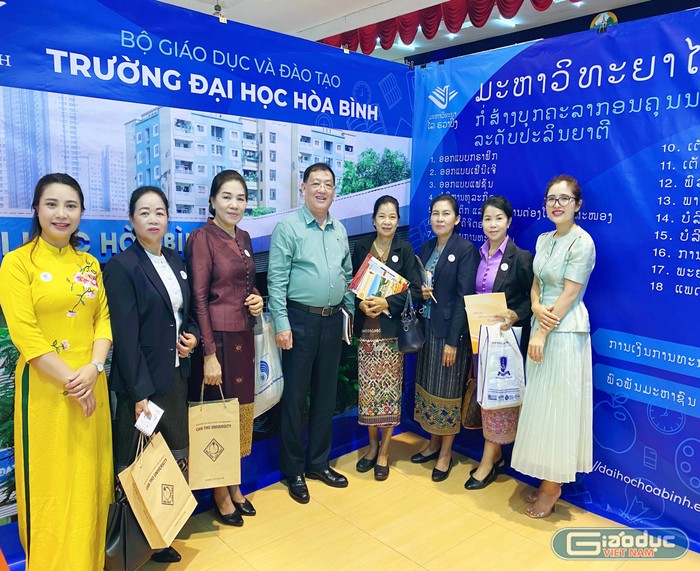 Trường Đại học Hòa Bình tham dự Triển lãm giáo dục đại học Việt Nam tại Lào - ảnh 8