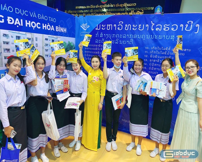 Trường Đại học Hòa Bình tham dự Triển lãm giáo dục đại học Việt Nam tại Lào - ảnh 11