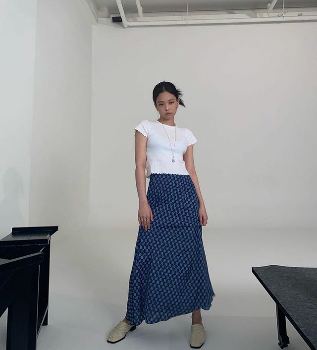 Học Jennie (BLACKPINK) 7 cách biến tấu trang phục với chiếc áo phông đơn giản - ảnh 1