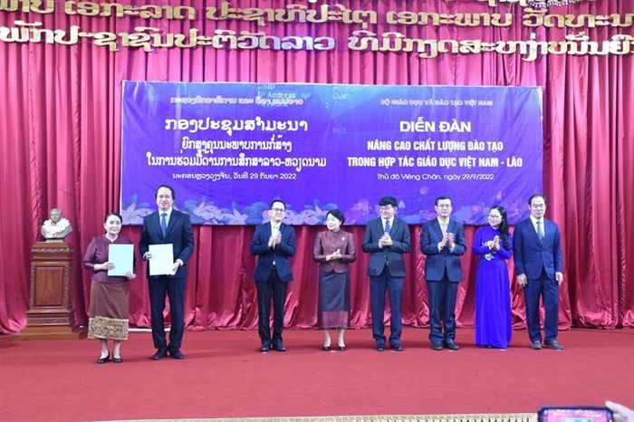 Trường Đại học Hòa Bình tham dự Triển lãm giáo dục đại học Việt Nam tại Lào - ảnh 12