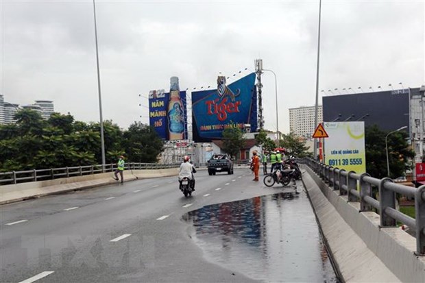 TP.HCM: Cấm xe lưu thông qua cầu vượt Nguyễn Hữu Cảnh từ tối 29/9 - ảnh 1
