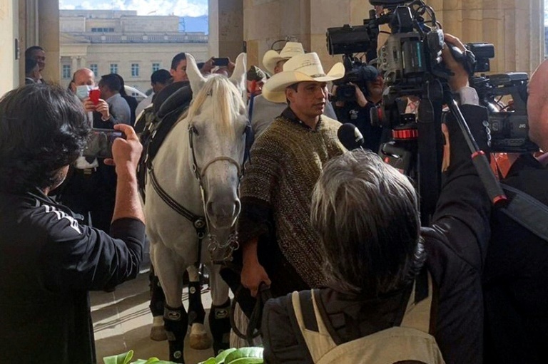 Nghị sĩ Colombia cưỡi ngựa vào tòa nhà quốc hội - ảnh 2