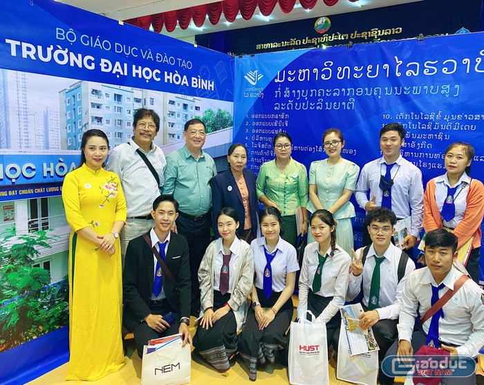 Trường Đại học Hòa Bình tham dự Triển lãm giáo dục đại học Việt Nam tại Lào - ảnh 7