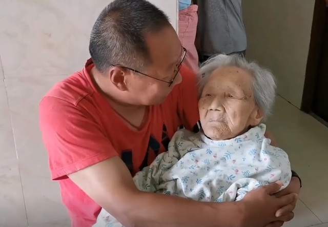 Người đàn ông 52 tuổi nức nở khi mẹ 101 tuổi qua đời - ảnh 1