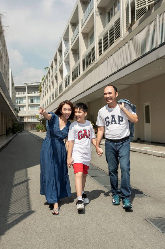 Gia đình diễn viên Thu Trang - Tiến Luật năng động xuống phố cùng GAP - ảnh 2