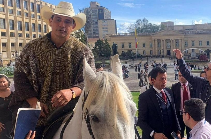 Nghị sĩ Colombia cưỡi ngựa vào tòa nhà quốc hội - ảnh 1