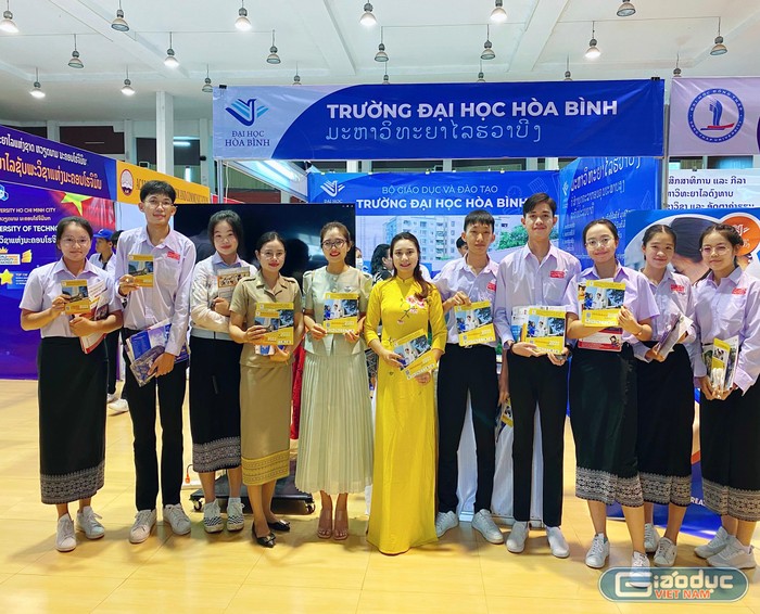 Trường Đại học Hòa Bình tham dự Triển lãm giáo dục đại học Việt Nam tại Lào - ảnh 9