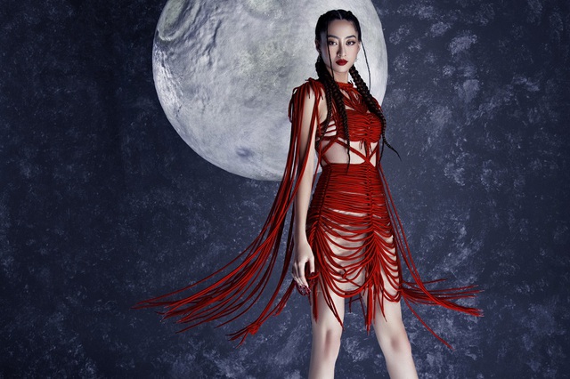 Hoa hậu Lương Thuỳ Linh mặc đầm kết từ 200 sợi dây đỏ - ảnh 1