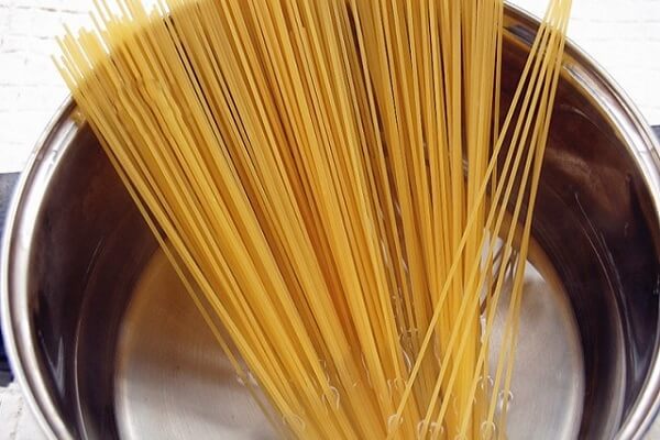Hướng dẫn làm mì spaghetti phô mai thơm ngon và chuẩn vị Ý - ảnh 2