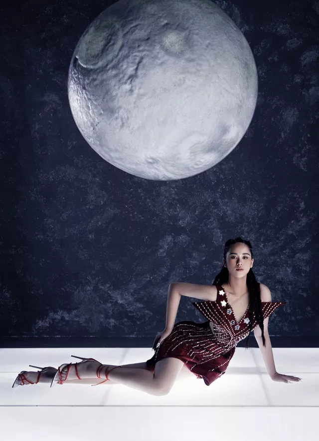 Hoa hậu Lương Thuỳ Linh mặc đầm kết từ 200 sợi dây đỏ - ảnh 6
