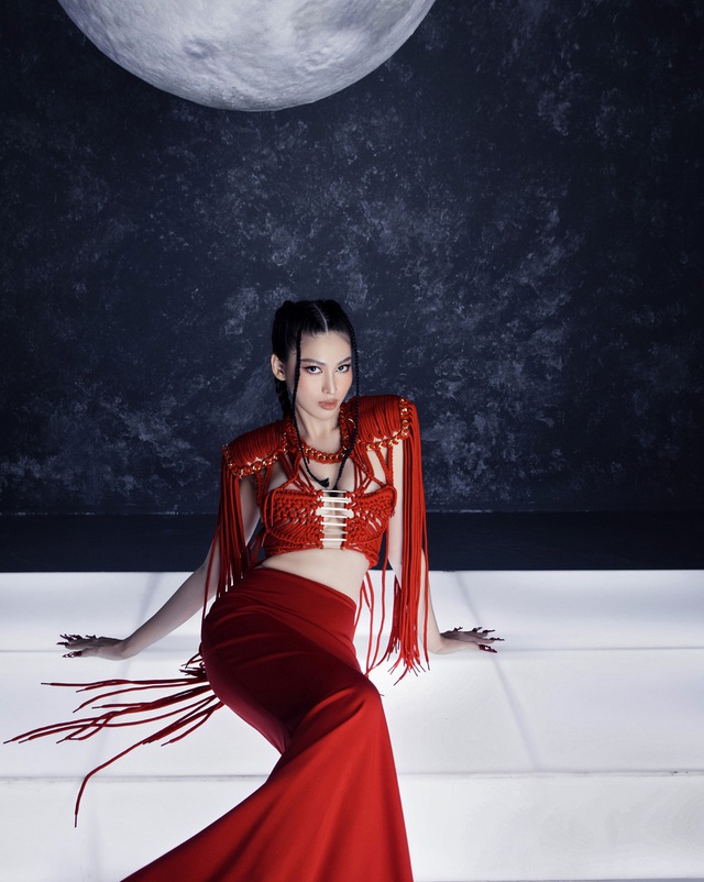 Hoa hậu Lương Thuỳ Linh mặc đầm kết từ 200 sợi dây đỏ - ảnh 7