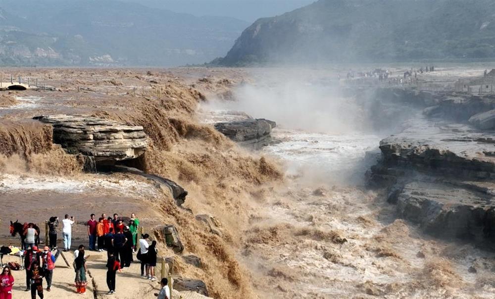 Du khách đổ đi xem thác vàng sông Hoàng Hà 'gầm thét' mùa nước lớn - ảnh 3