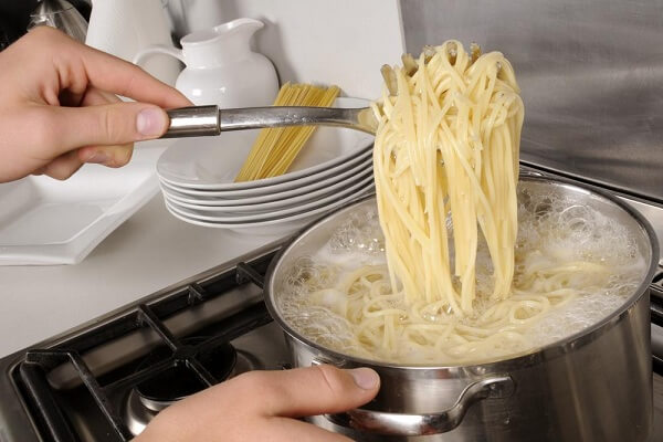 Hướng dẫn làm mì spaghetti phô mai thơm ngon và chuẩn vị Ý - ảnh 4
