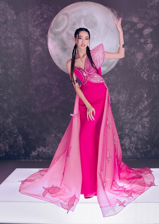 Hoa hậu Lương Thuỳ Linh mặc đầm kết từ 200 sợi dây đỏ - ảnh 3