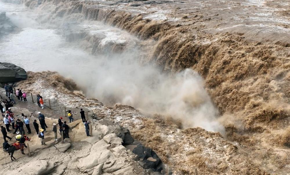Du khách đổ đi xem thác vàng sông Hoàng Hà 'gầm thét' mùa nước lớn - ảnh 2