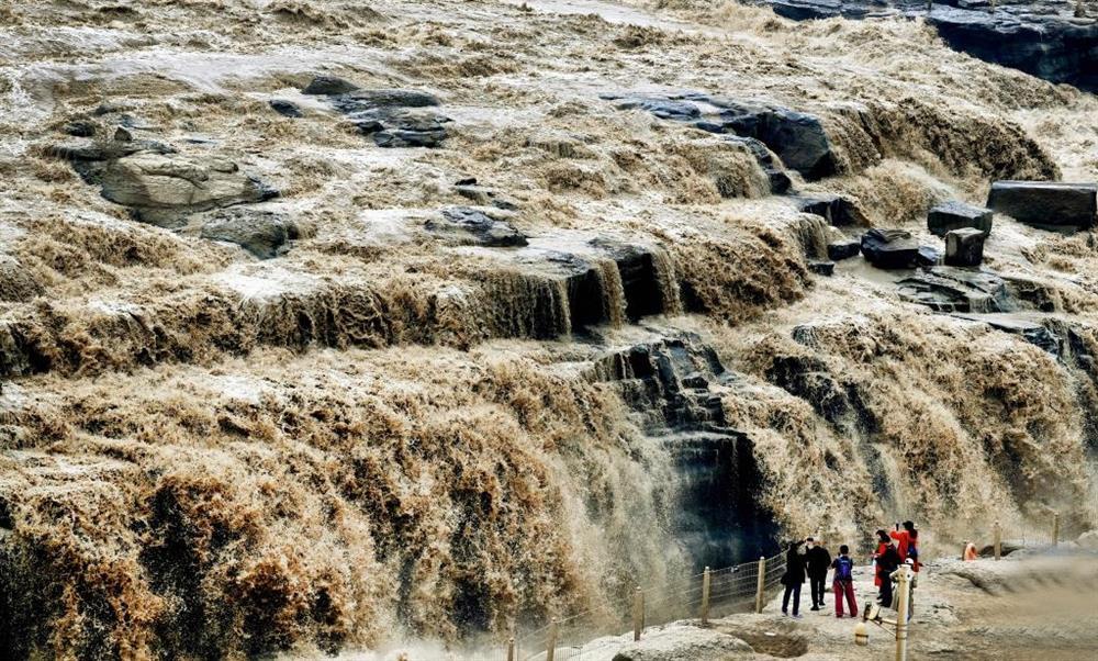 Du khách đổ đi xem thác vàng sông Hoàng Hà 'gầm thét' mùa nước lớn - ảnh 1