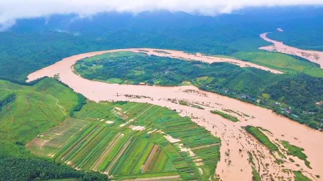 Nước lũ bao vây, người dân nhiều xã ở Hà Tĩnh bị cô lập - ảnh 7