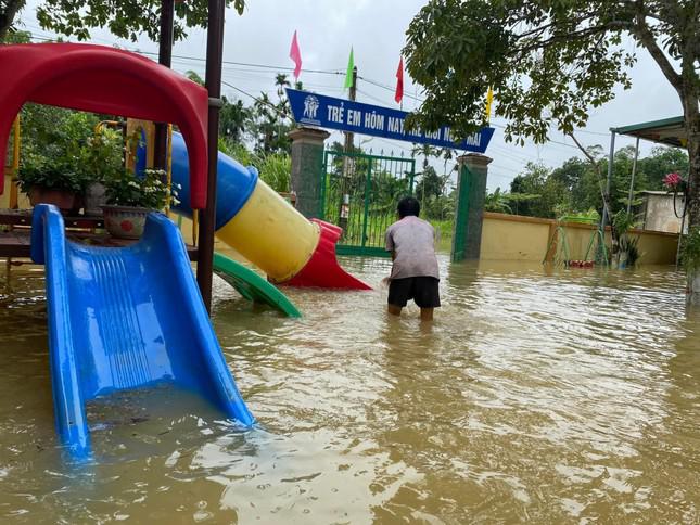 Nước lũ bao vây, người dân nhiều xã ở Hà Tĩnh bị cô lập - ảnh 12