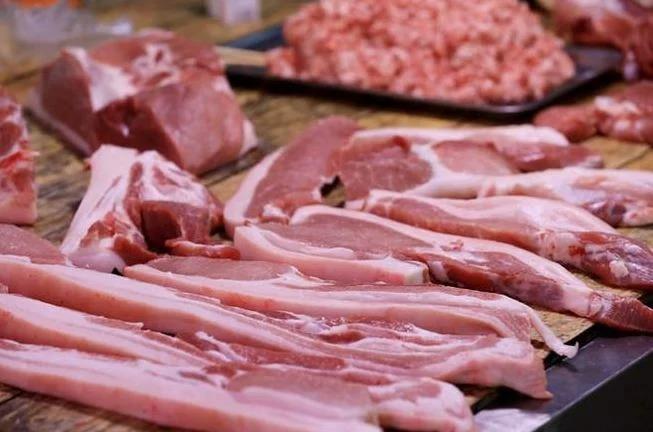 Đi chợ mua thịt lợn nên chọn miếng màu đậm hay màu nhạt? - ảnh 1