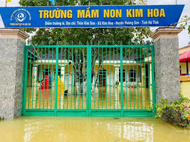 Nước lũ bao vây, người dân nhiều xã ở Hà Tĩnh bị cô lập - ảnh 2