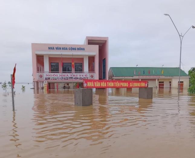 Nước lũ bao vây, người dân nhiều xã ở Hà Tĩnh bị cô lập - ảnh 13