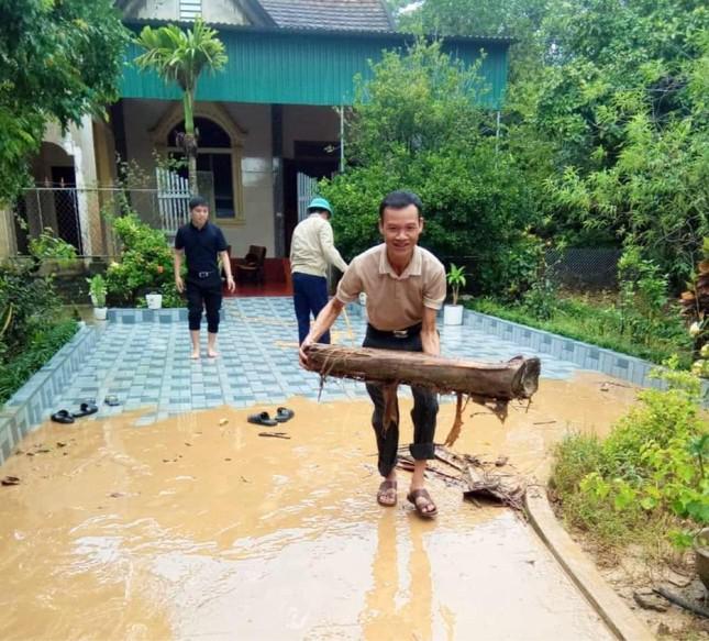 Nước lũ bao vây, người dân nhiều xã ở Hà Tĩnh bị cô lập - ảnh 9