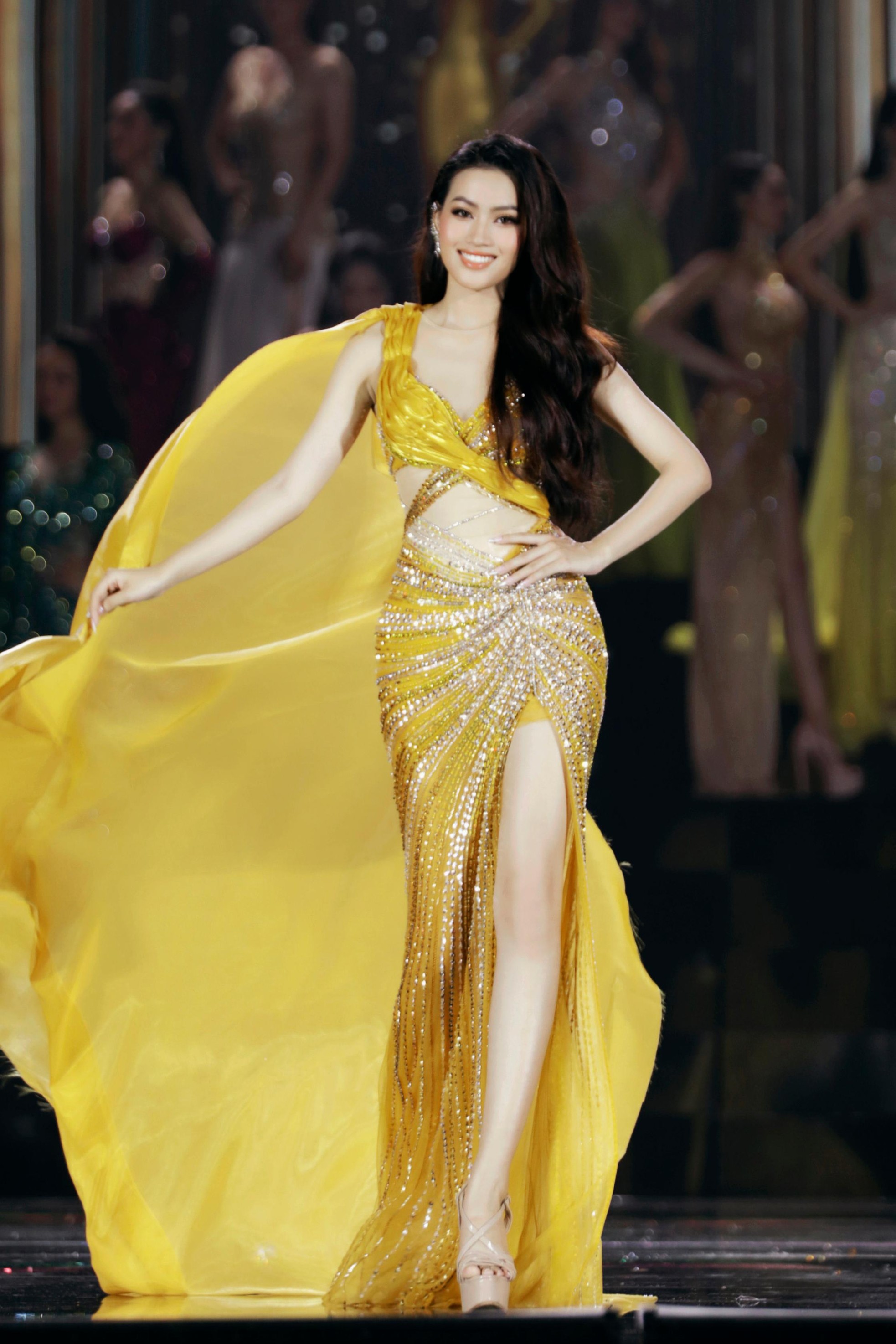 Váy xuyên thấu, xẻ sâu ở Hoa hậu Hòa bình Việt Nam 2022 - ảnh 6