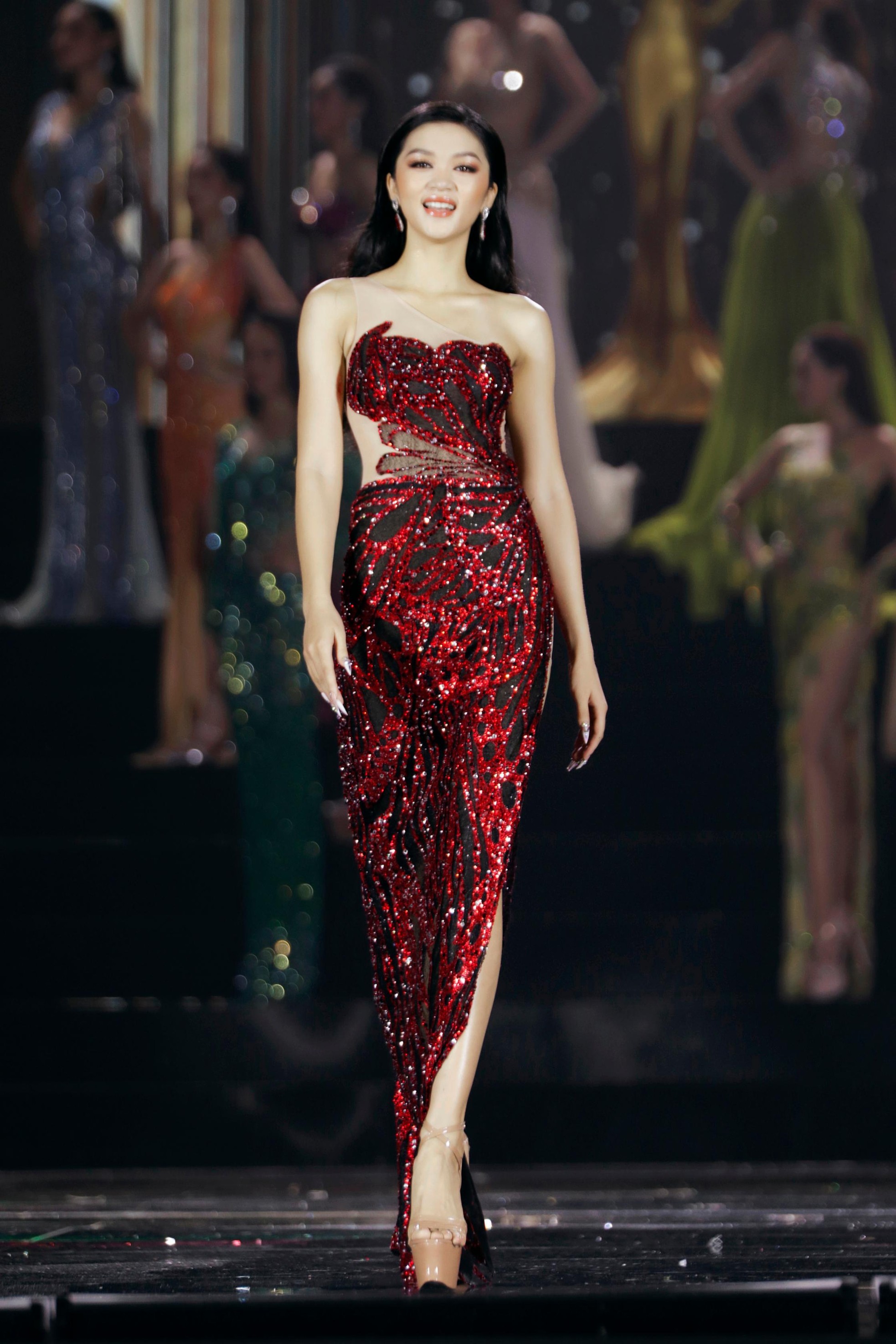 Váy xuyên thấu, xẻ sâu ở Hoa hậu Hòa bình Việt Nam 2022 - ảnh 3