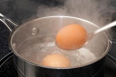 5 sai lầm luộc trứng khiến vỏ bị nứt, vừa mất chất lại còn khó bóc - ảnh 1