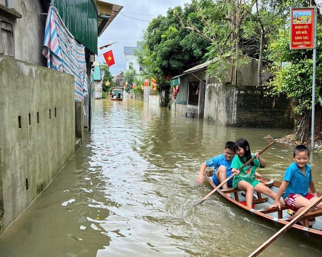 Nước lũ bao vây, người dân nhiều xã ở Hà Tĩnh bị cô lập - ảnh 15