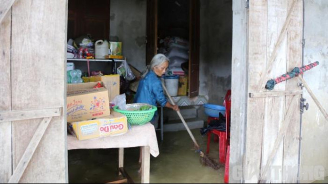 Mưa lũ ở Nghệ An: Nhiều gia đình bắt đầu cạn lương thực - ảnh 10