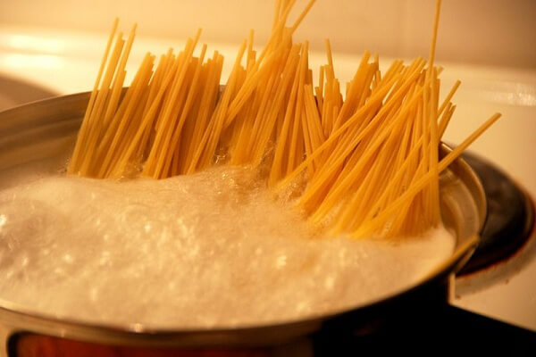 Hướng dẫn cách làm spaghetti ngon hấp dẫn đậm hương vị của Ý - ảnh 4