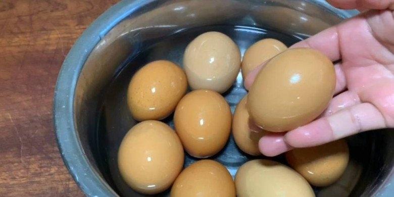 5 sai lầm luộc trứng khiến vỏ bị nứt, vừa mất chất lại còn khó bóc - ảnh 4