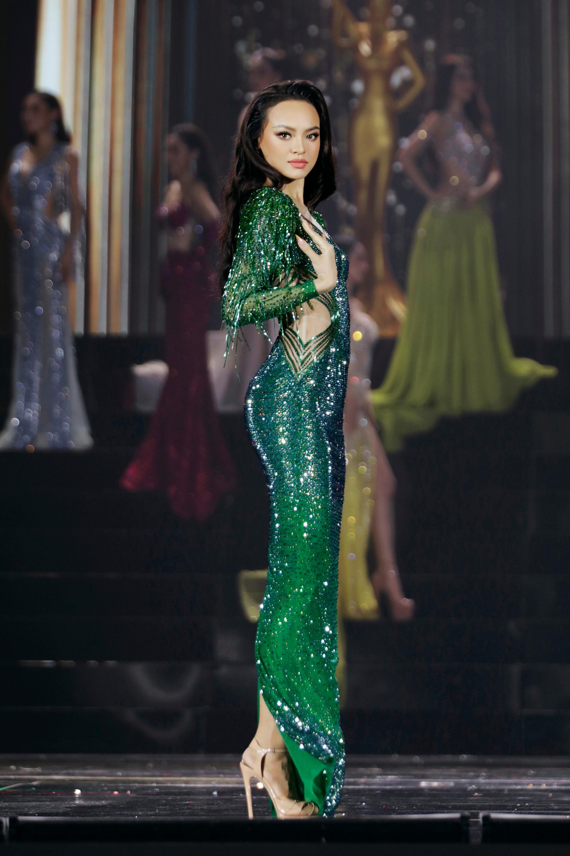 Váy xuyên thấu, xẻ sâu ở Hoa hậu Hòa bình Việt Nam 2022 - ảnh 9