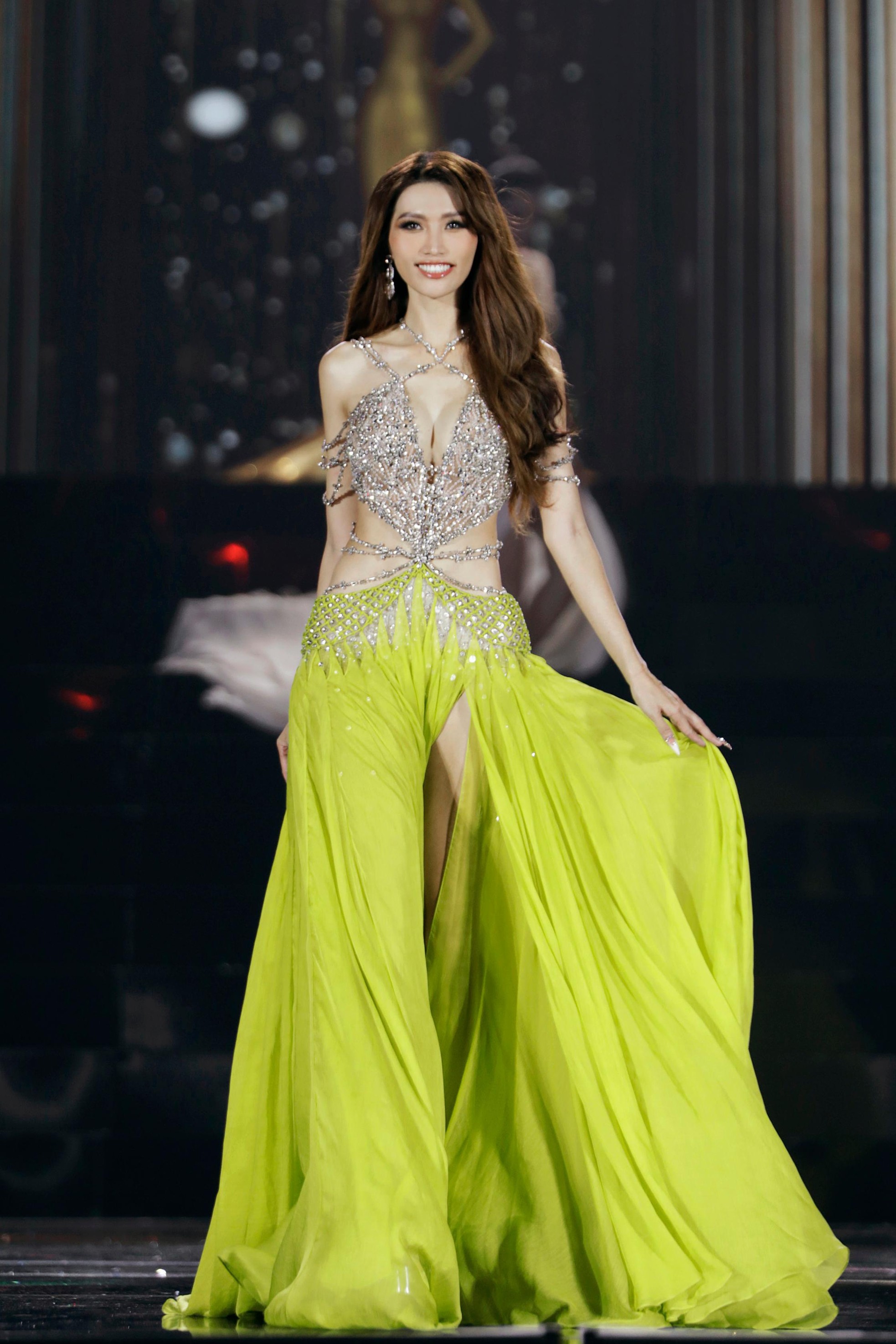 Váy xuyên thấu, xẻ sâu ở Hoa hậu Hòa bình Việt Nam 2022 - ảnh 14
