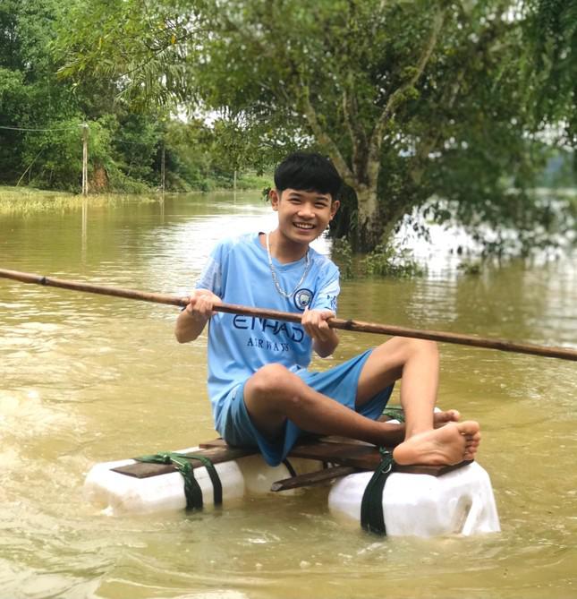 Nước lũ bao vây, người dân nhiều xã ở Hà Tĩnh bị cô lập - ảnh 11
