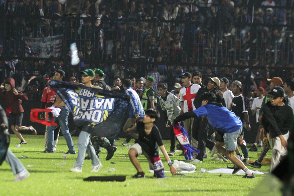 Thảm kịch bóng đá ở Indonesia: Cảnh sát vi phạm quy định FIFA? - ảnh 1