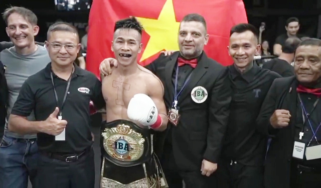 Tung đòn đấm hạ gục đối thủ Philippines, võ sĩ Việt Nam giành đai vô địch thế giới lịch sử - ảnh 2