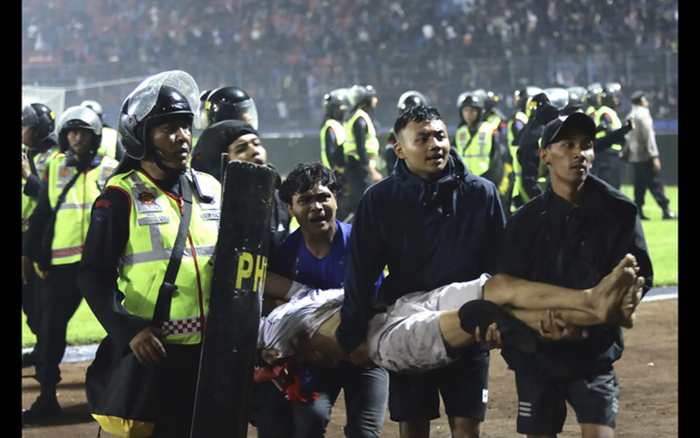 Tổng thống Indonesia lên tiếng vụ bạo loạn sân bóng gây rúng động - ảnh 2