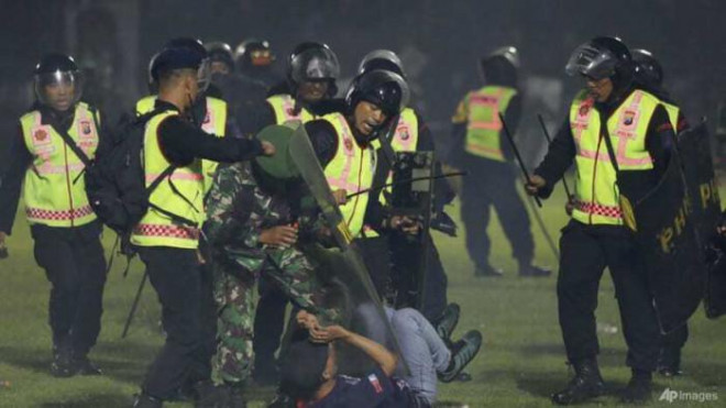 Tổng thống Indonesia chỉ đạo “nóng” sau thảm kịch giẫm đạp ở sân bóng - ảnh 1