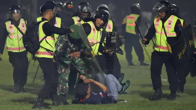 3 án phạt nặng chờ bóng đá Indonesia sau thảm kịch làm 125 người thiệt mạng - ảnh 3