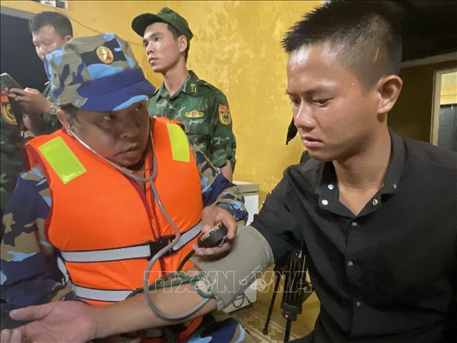 Thừa Thiên – Huế: Cứu sống 9 ngư dân trôi dạt nhiều giờ trên biển - ảnh 1