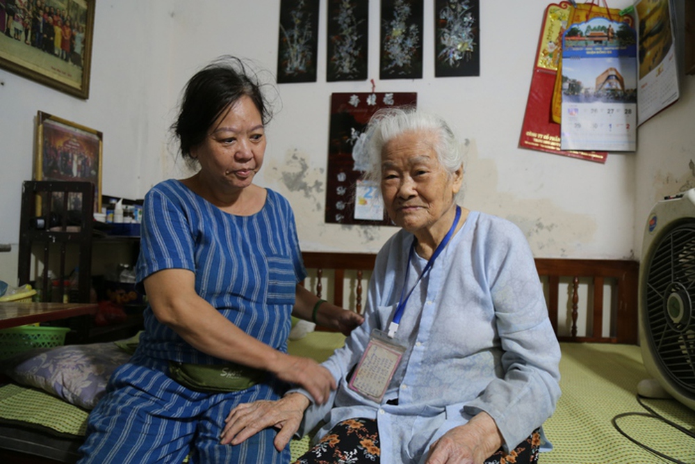 Nữ ''phu rác'' 67 tuổi ở Hà Nội: ''Ngày nào tôi nghỉ làm, mẹ tôi phải nhịn thuốc'' - ảnh 3