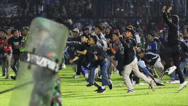 3 án phạt nặng chờ bóng đá Indonesia sau thảm kịch làm 125 người thiệt mạng - ảnh 4