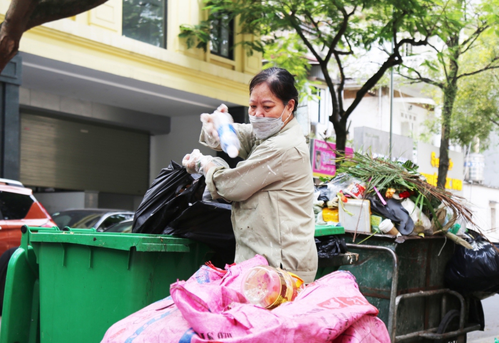 Nữ ''phu rác'' 67 tuổi ở Hà Nội: ''Ngày nào tôi nghỉ làm, mẹ tôi phải nhịn thuốc'' - ảnh 5